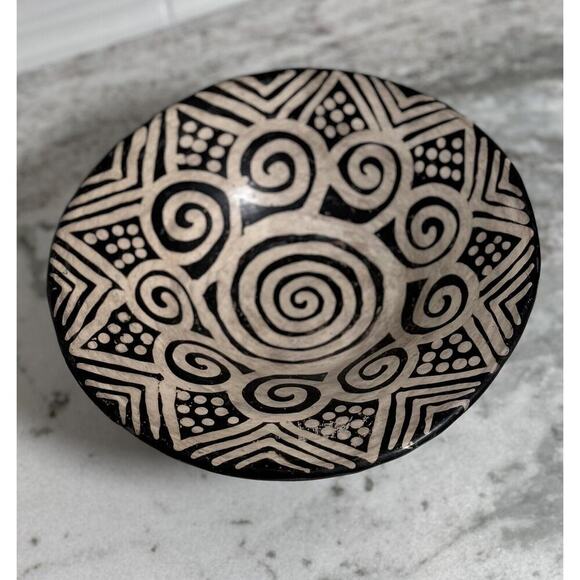 Early Native American (?) Hand Painted Tri-Footed Large Pottery Bowl - Picture 7 of 10